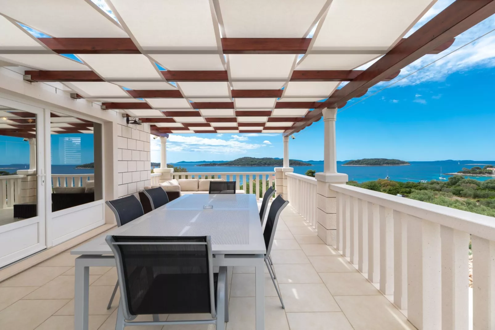 Modern Villa with Pool-Terras