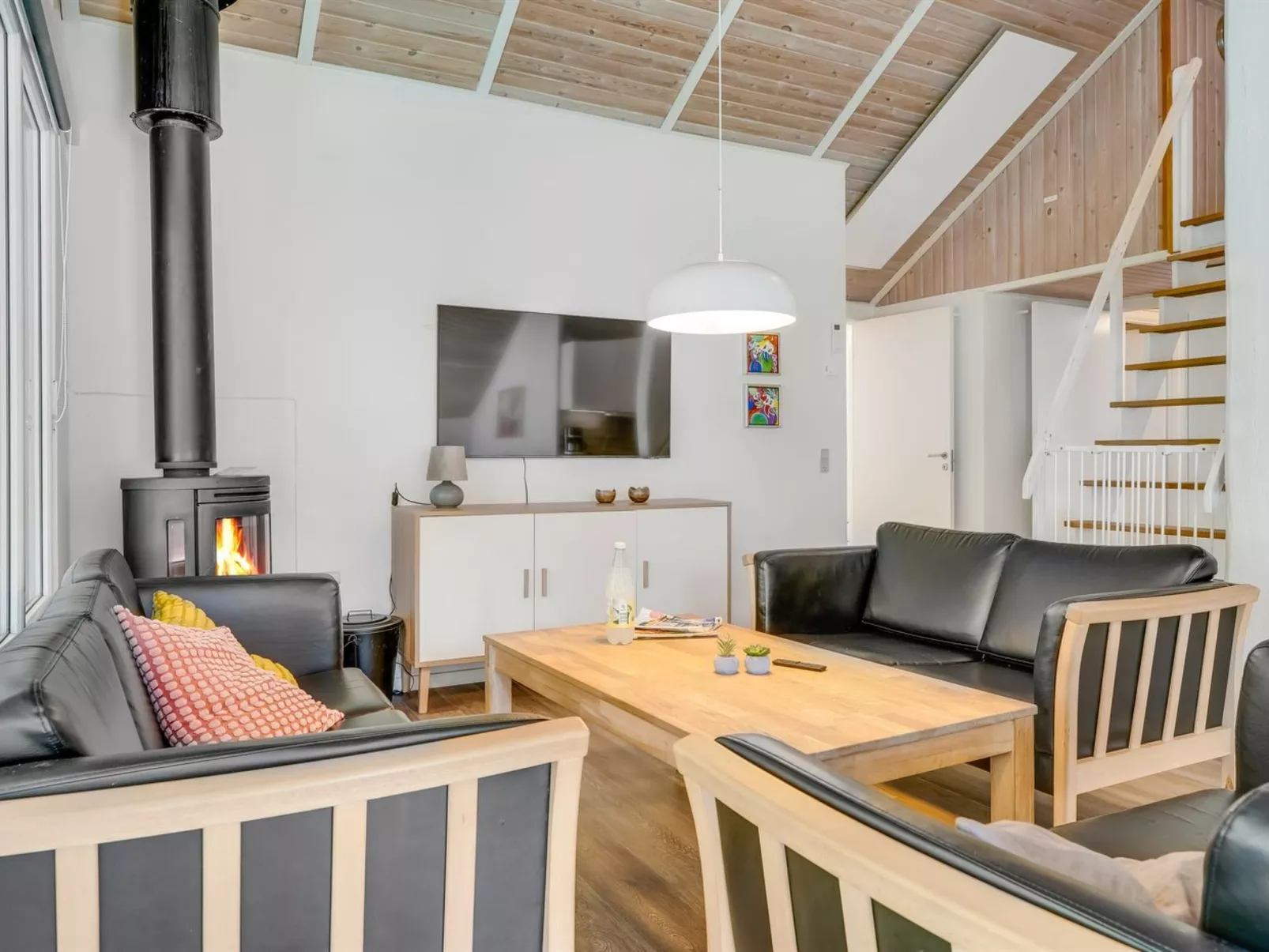 "Eisa" - 300m to the fjord-Binnen