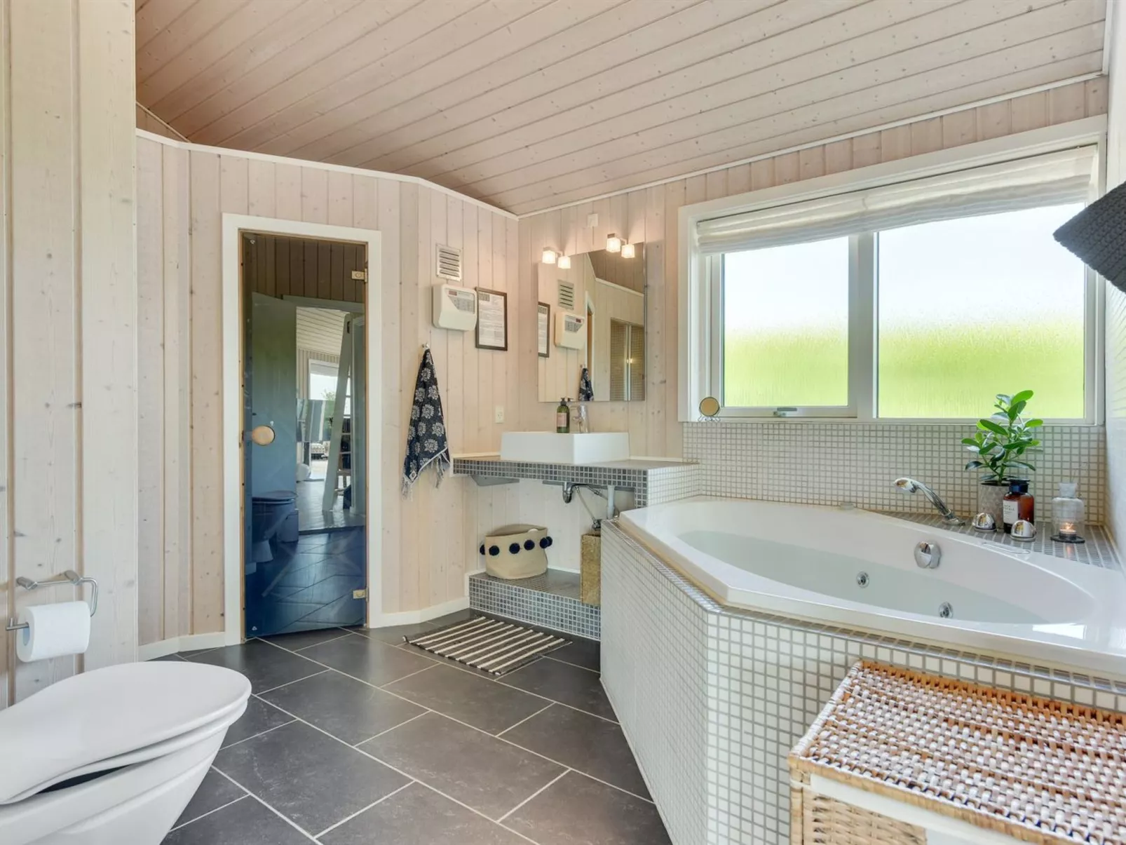 "Fridtjof" - 100m from the sea-Binnen