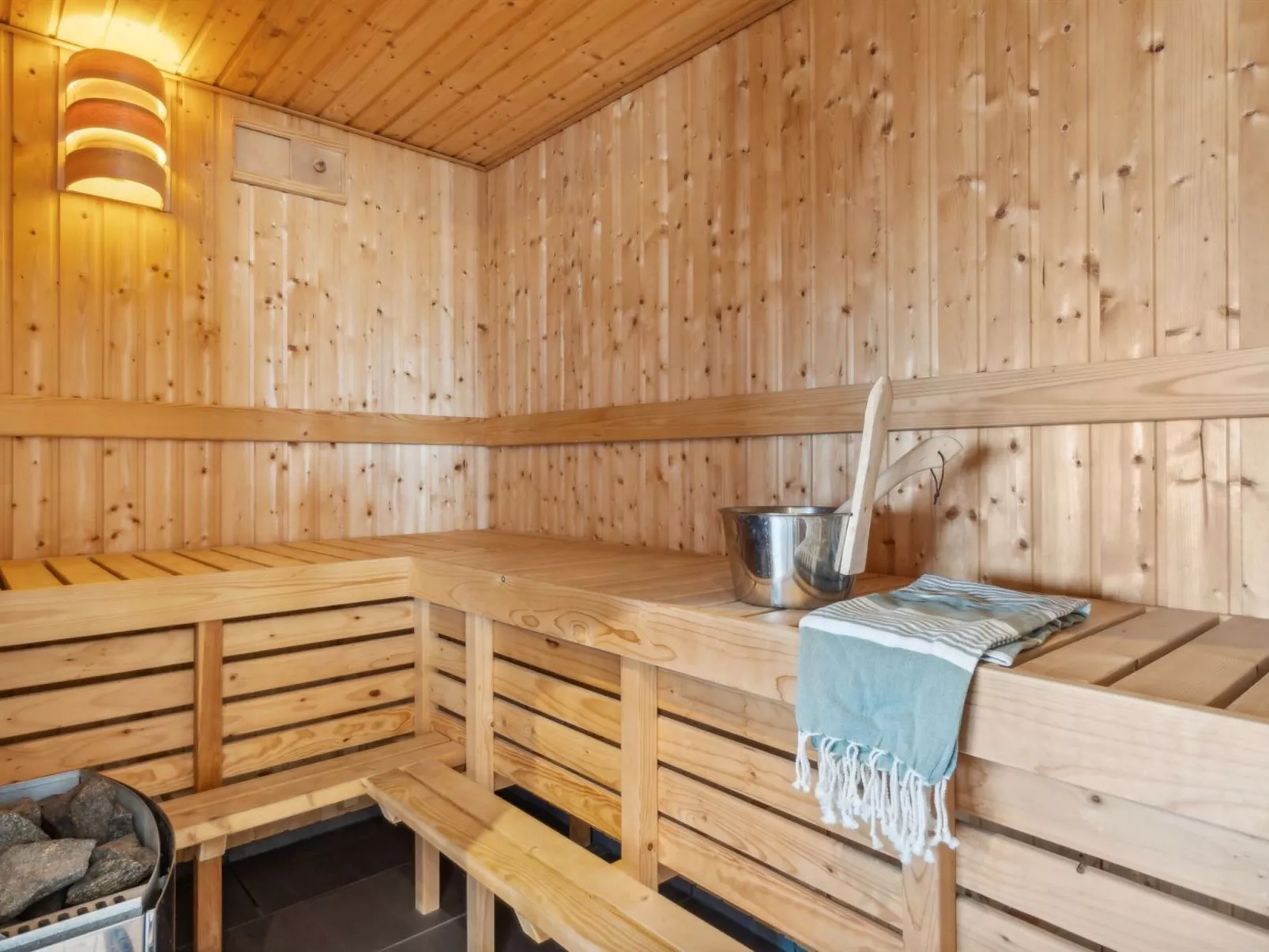 "Finna" - 1km from the sea-Binnen