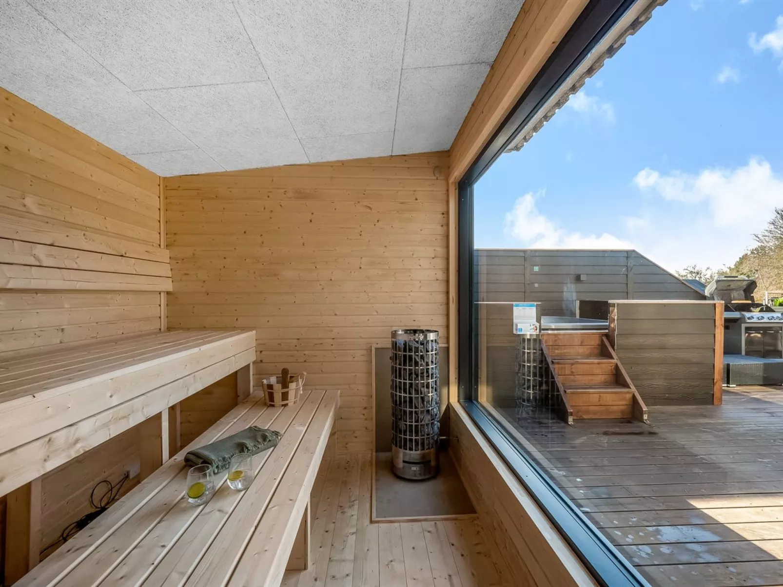 "Elisaveta" - 400m to the fjord-Buiten