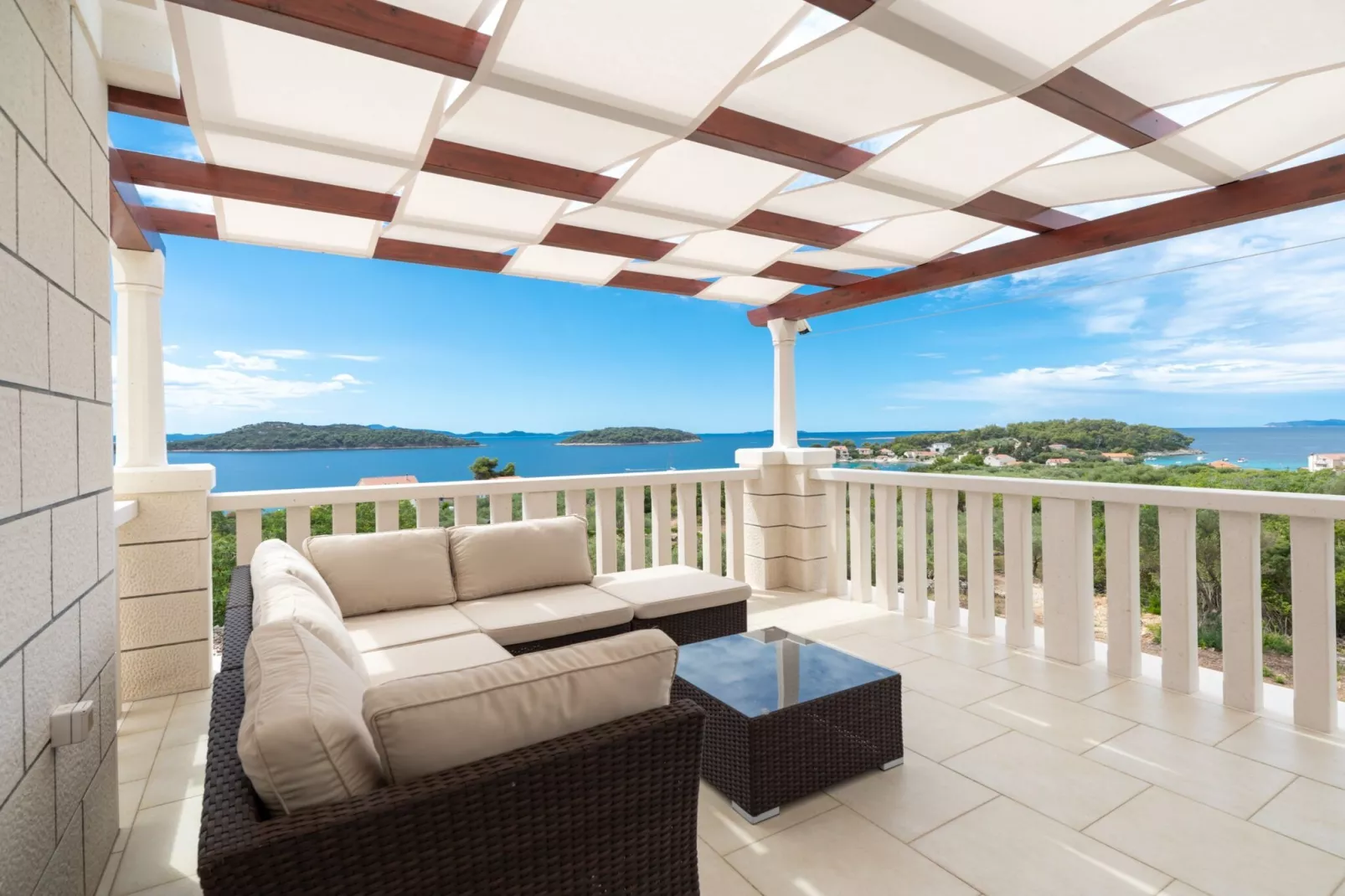 Modern Villa with Pool-Terras