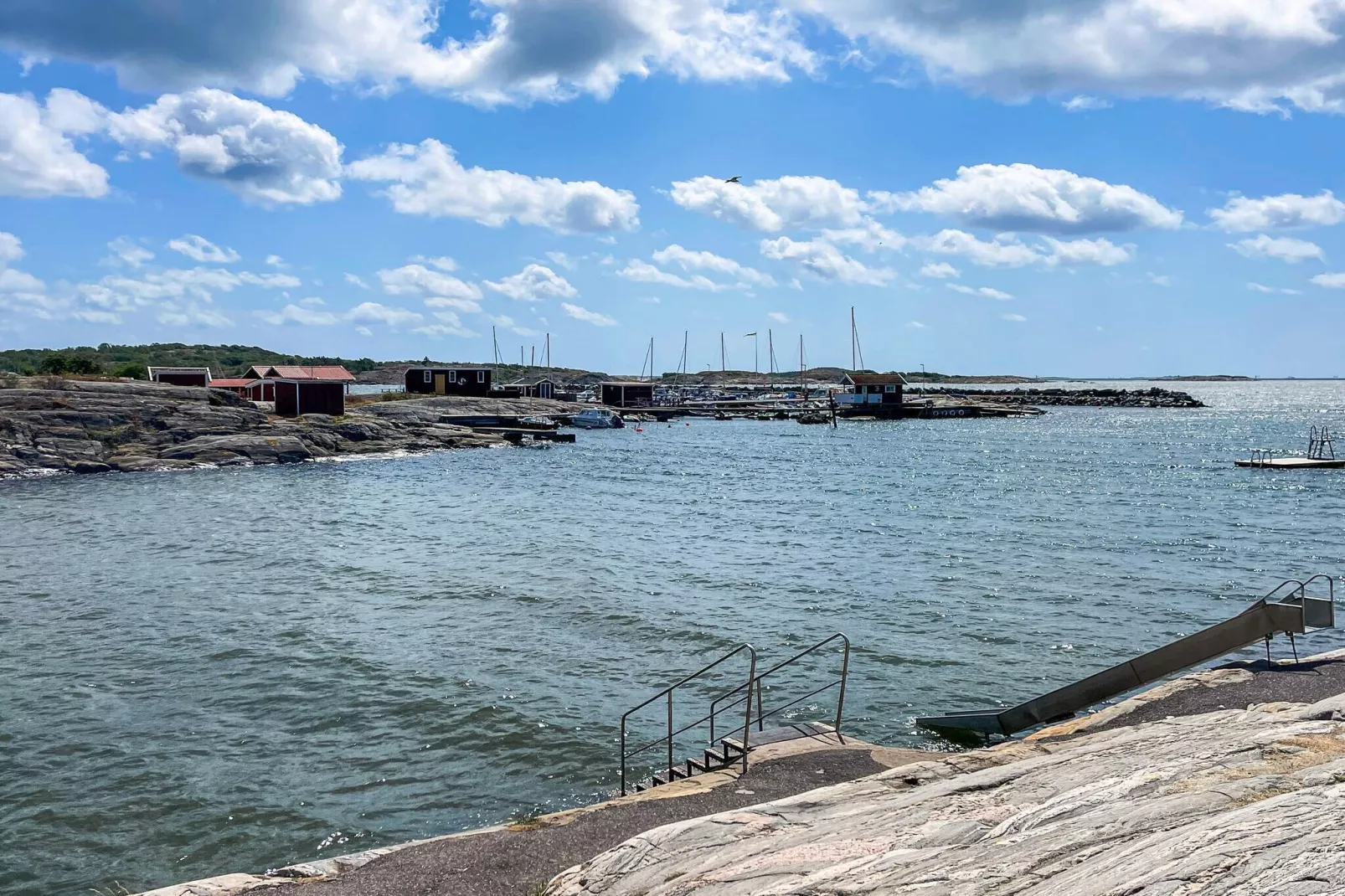 Kustwoning in Sandvik met zwembad-Buitenlucht