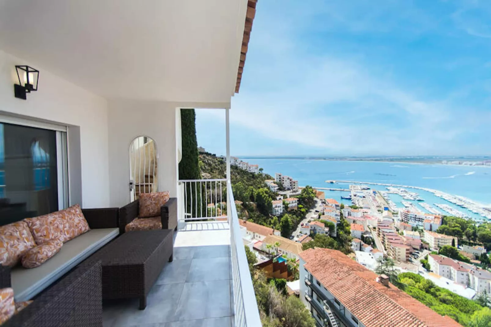 Maison à Roses-Niet-getagd