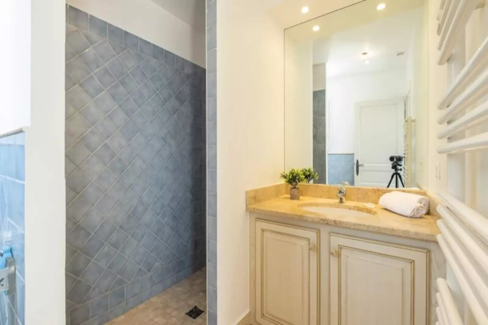 Résidence Bijou De 280m2 Et Piscine à Débordement Au Calme Absolu-Niet-getagd