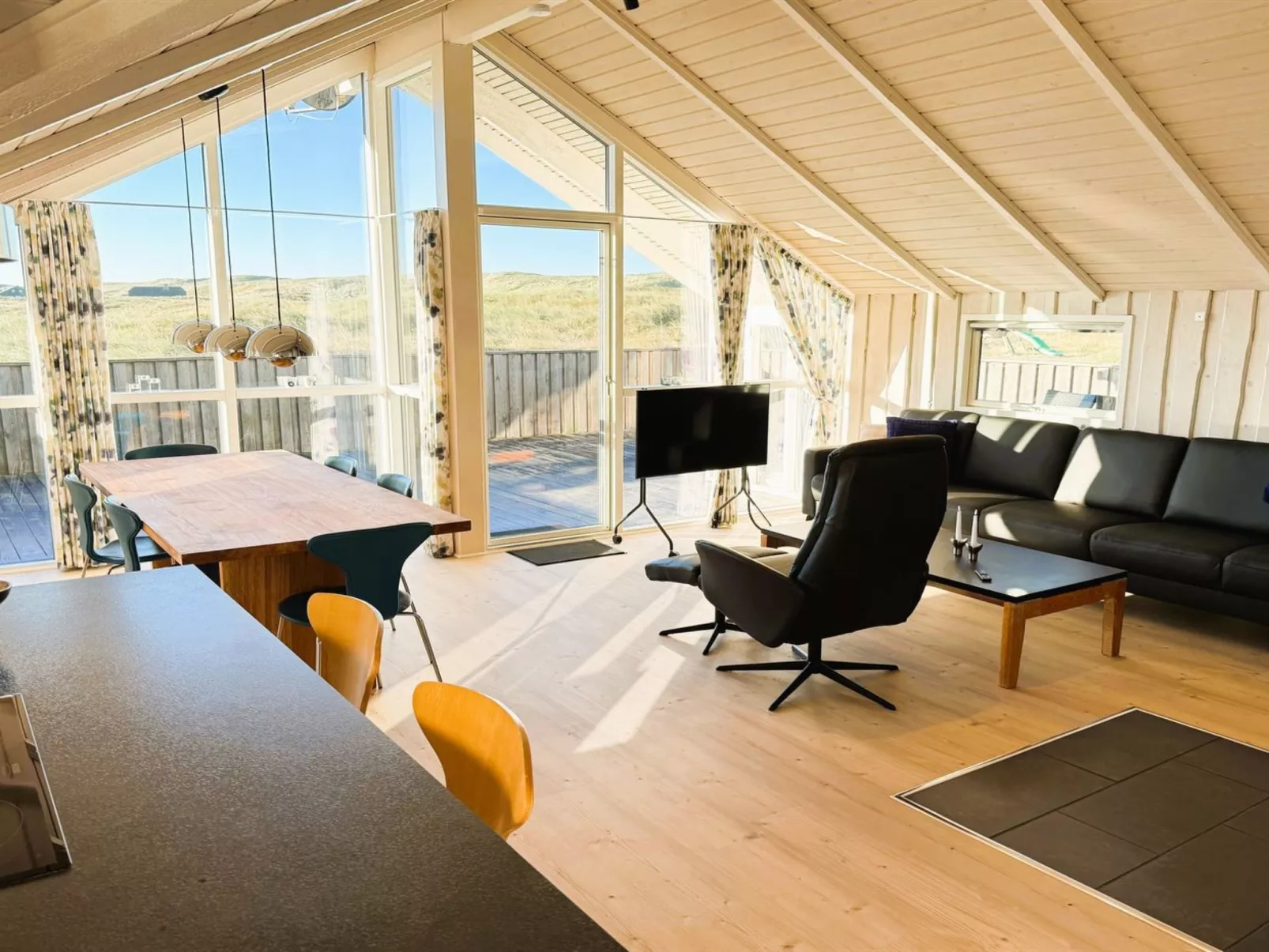 "Velena" -  from the sea-Binnen