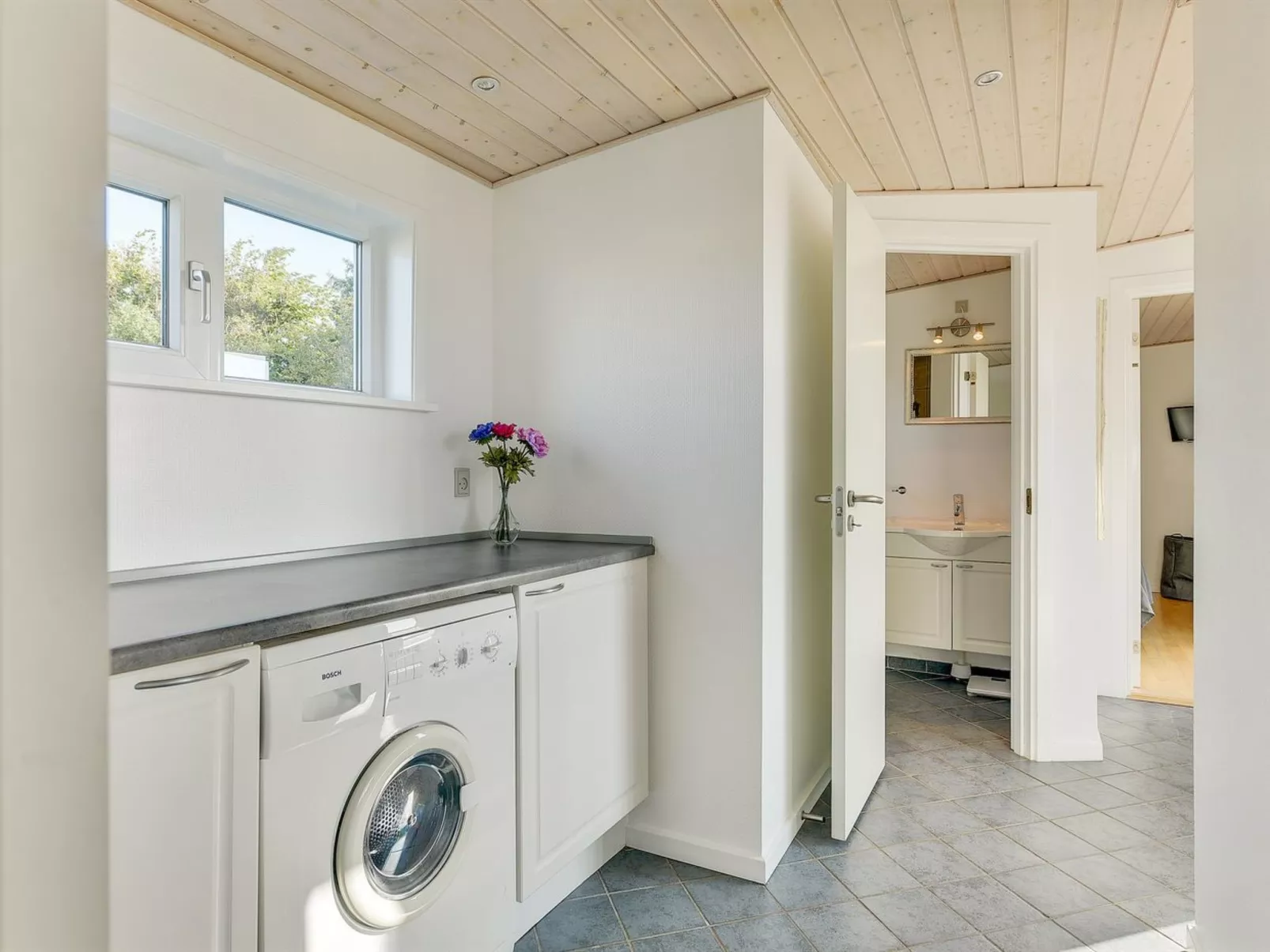 "Kaapo" - 300m from the sea-Binnen