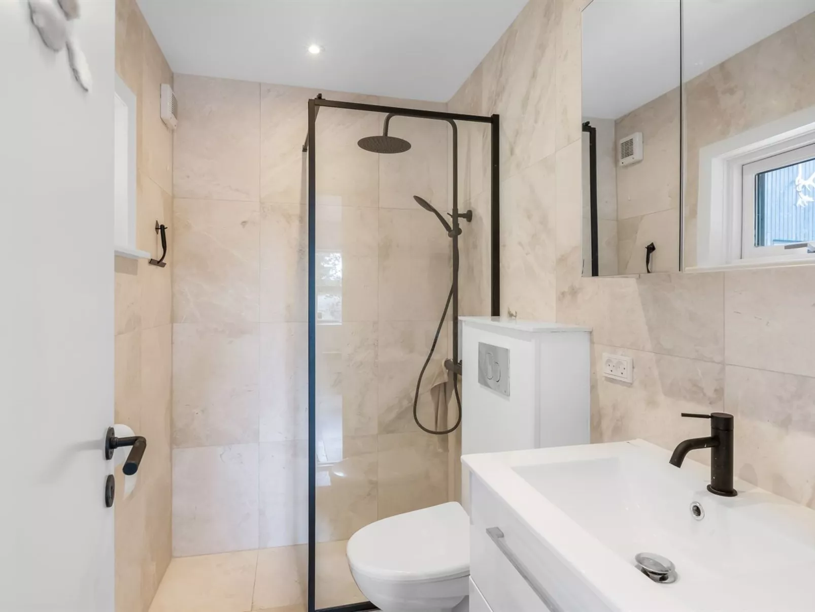 "Hejdie" - 750m from the sea-Binnen