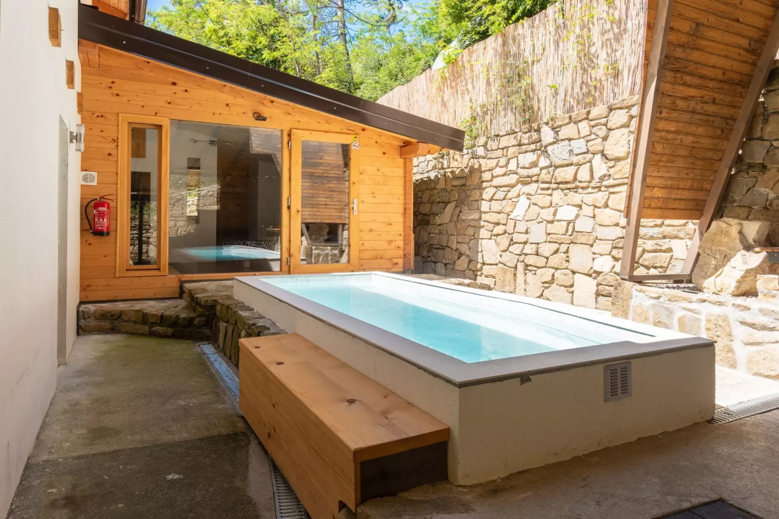 Family-Friendly Serene Retreat Holiday Home - Four Bedroom Holiday Home  with Terrace-Zwembad