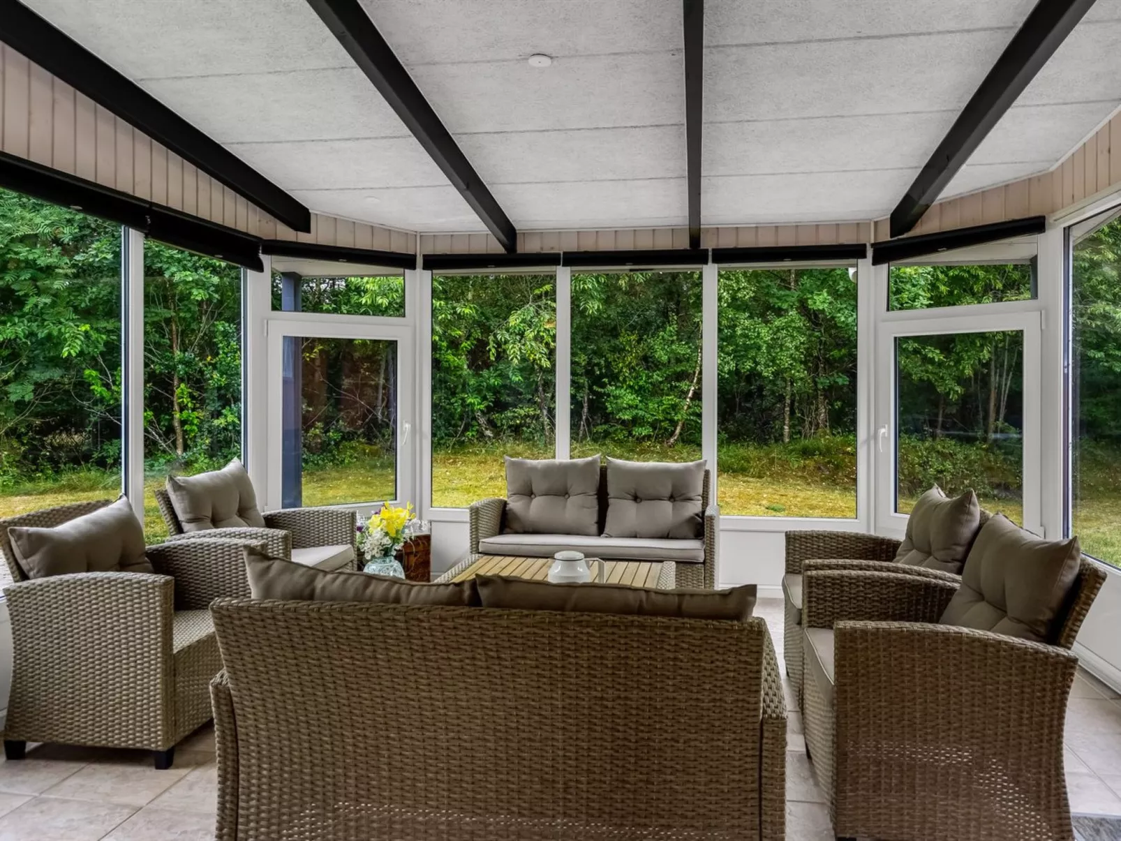 "Gwen" - 2.7km from the sea-Binnen