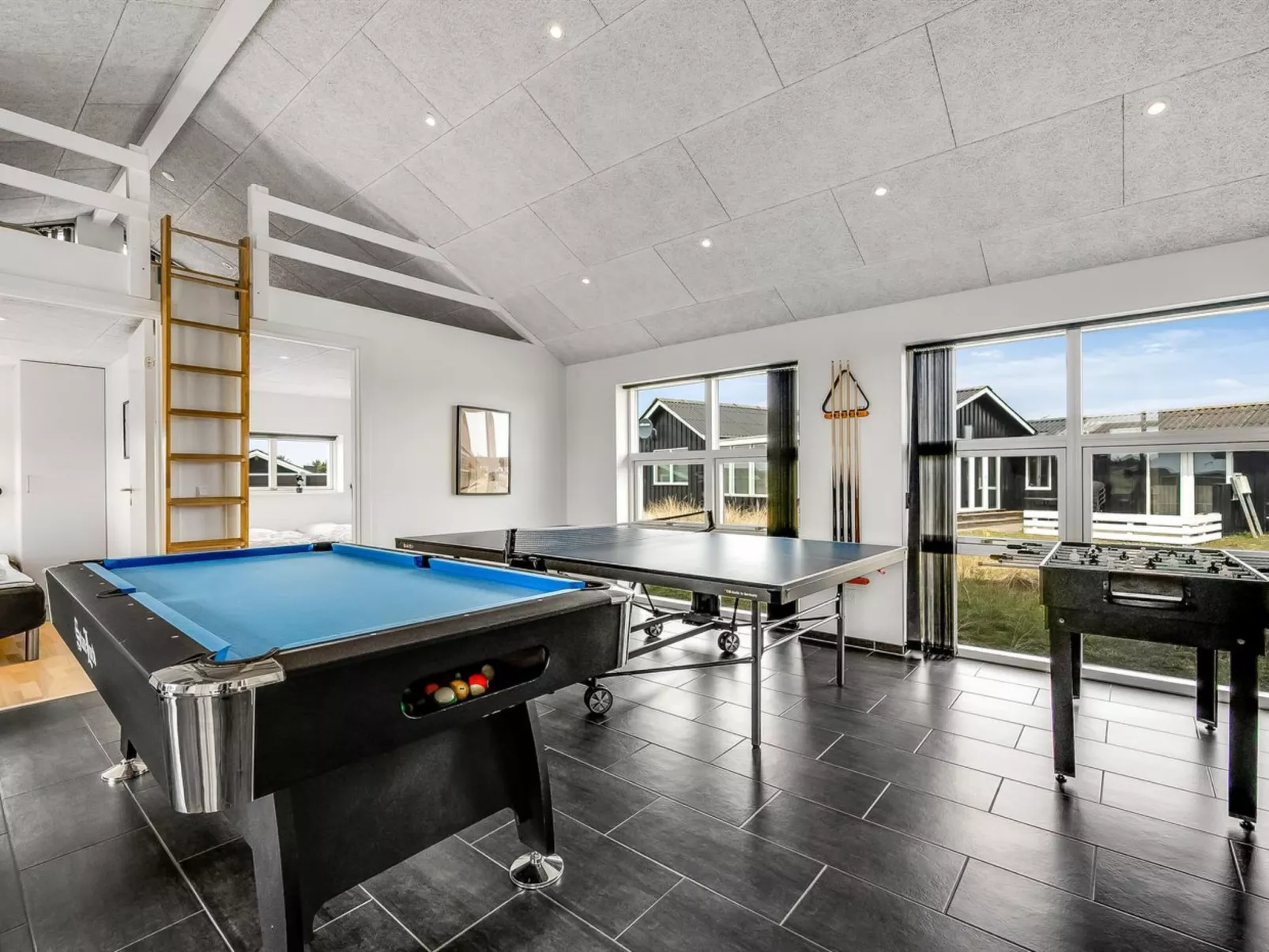 "Ennie" -  from the sea-Binnen