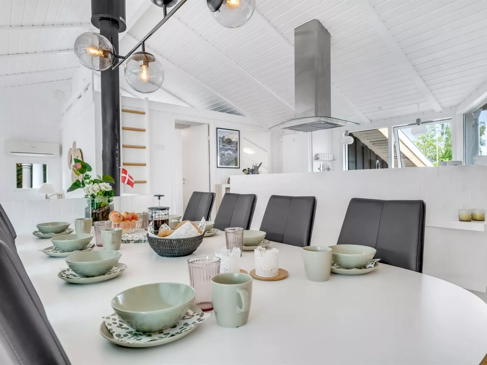 "Ellie" - 700m from the sea-Binnen