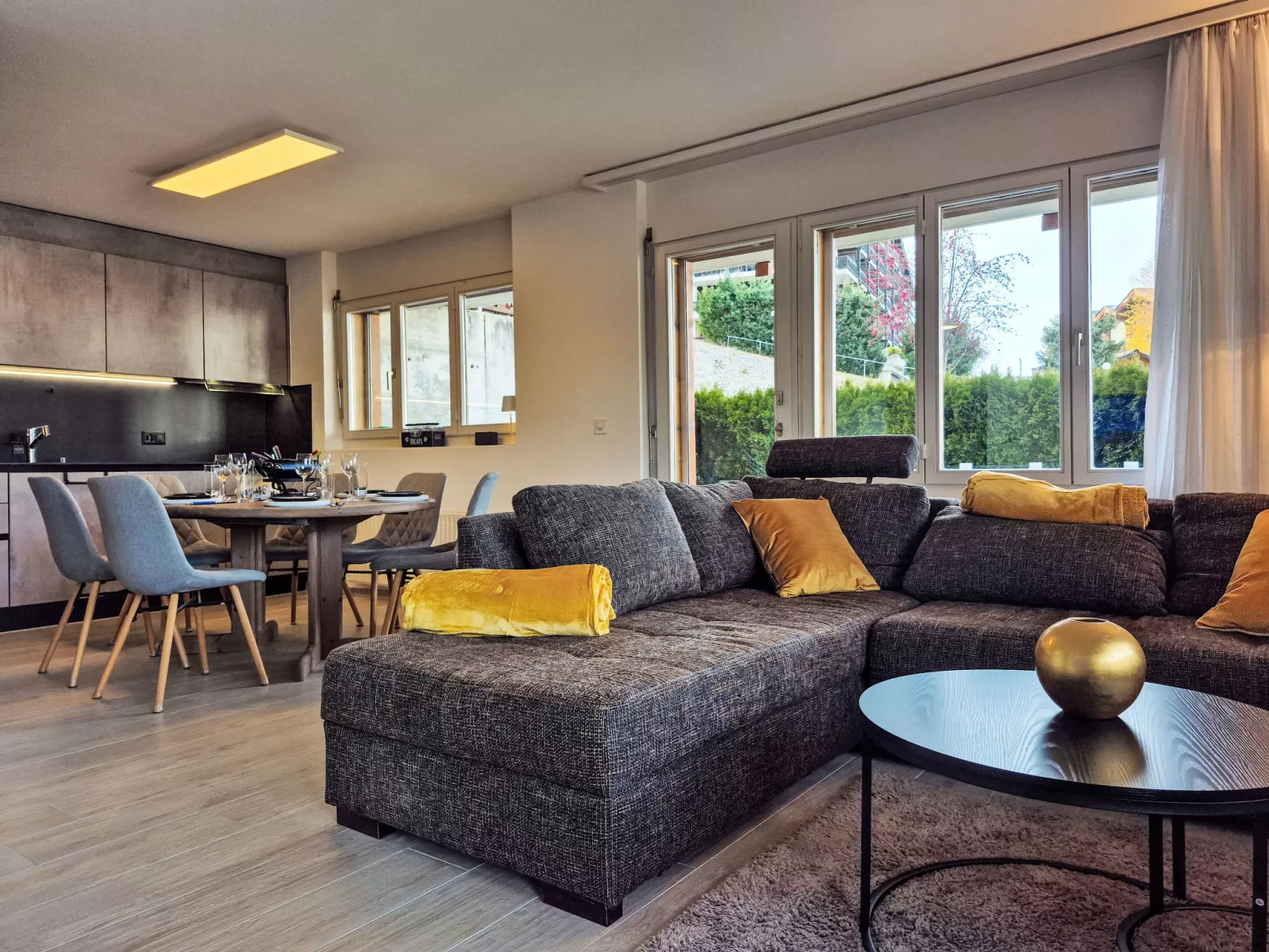 Ambassador 2/1-Binnen