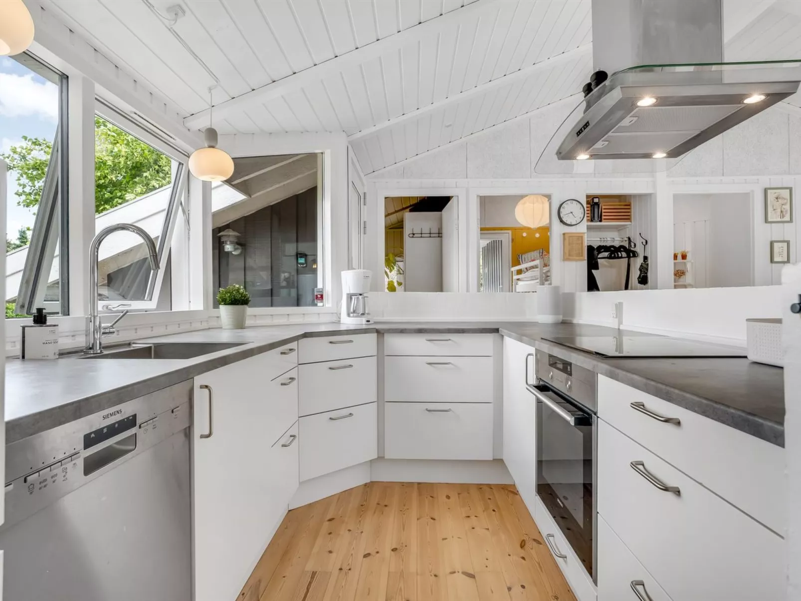 "Ellie" - 700m from the sea-Binnen