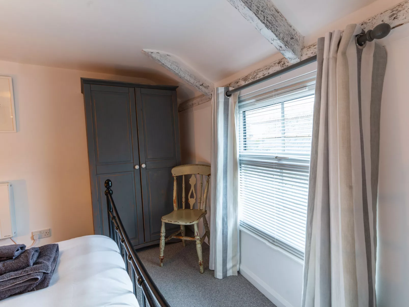 Old Harbour Cottage-Binnen