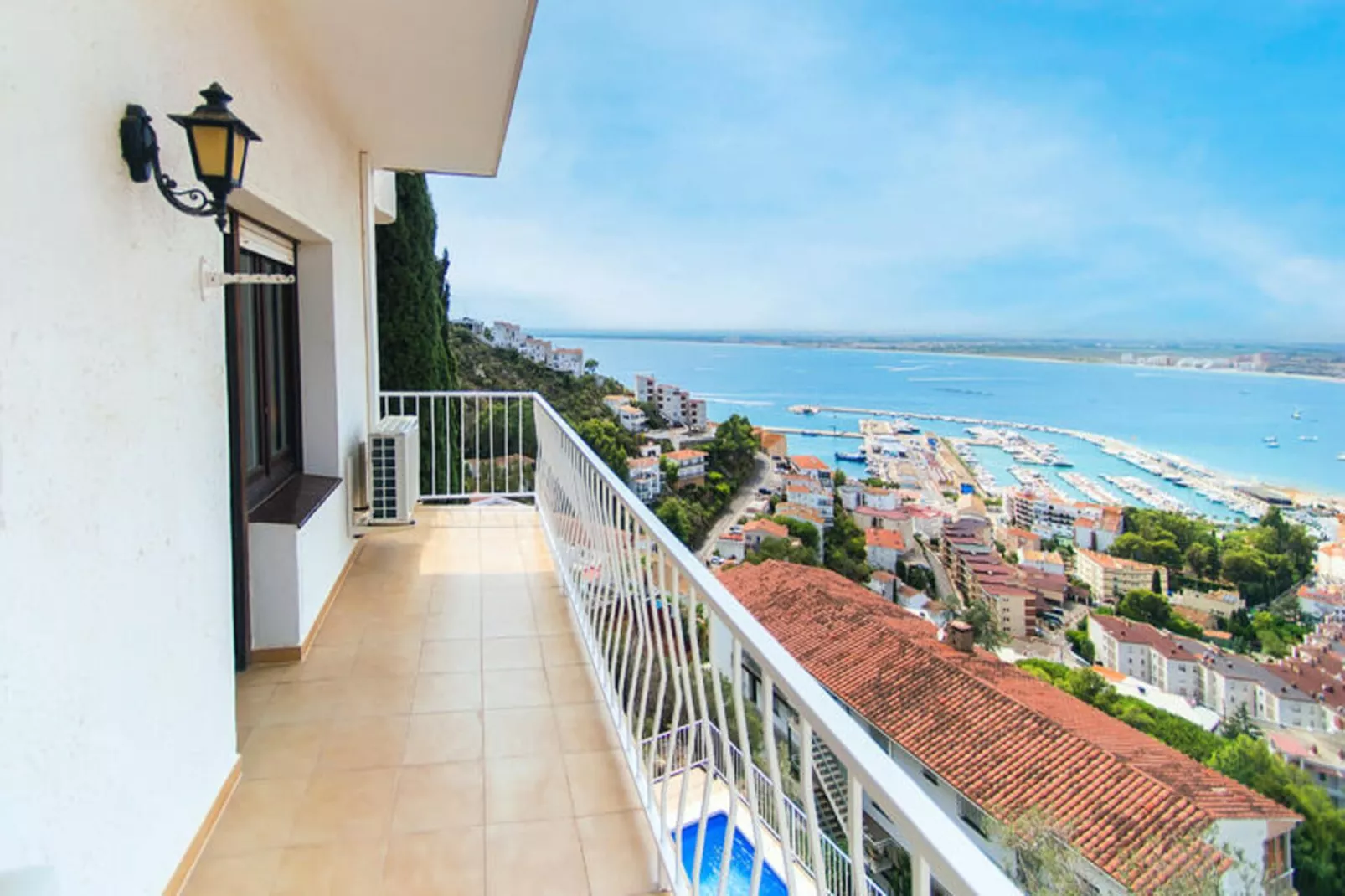 Maison à Roses-Niet-getagd