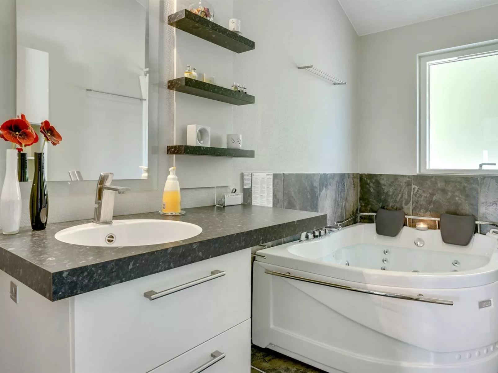 "Helena" - 250m from the sea-Binnen