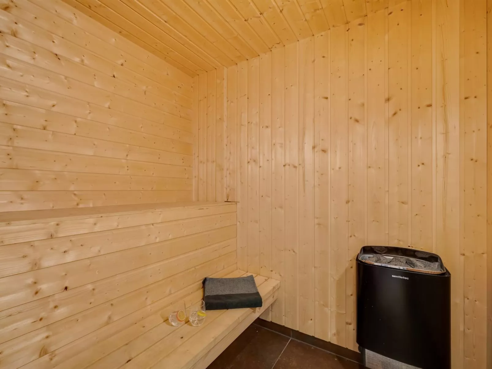 "Gadde" - 100m to the fjord-Binnen