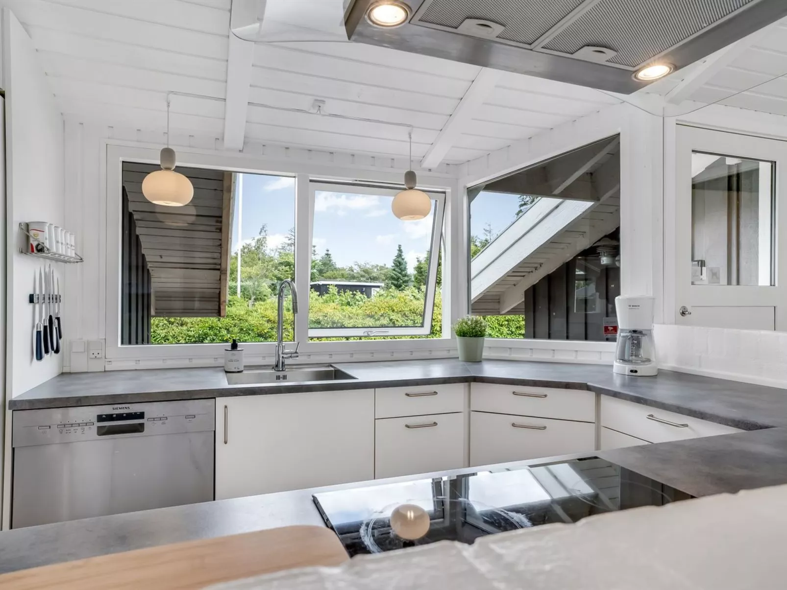 "Ellie" - 700m from the sea-Binnen