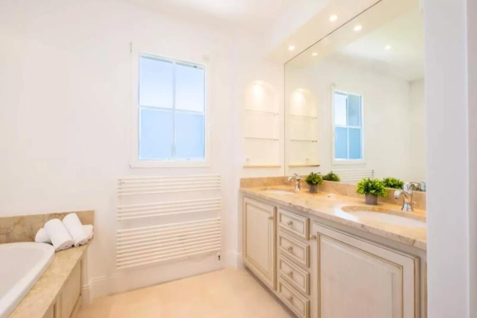 Résidence Bijou De 280m2 Et Piscine à Débordement Au Calme Absolu-Niet-getagd