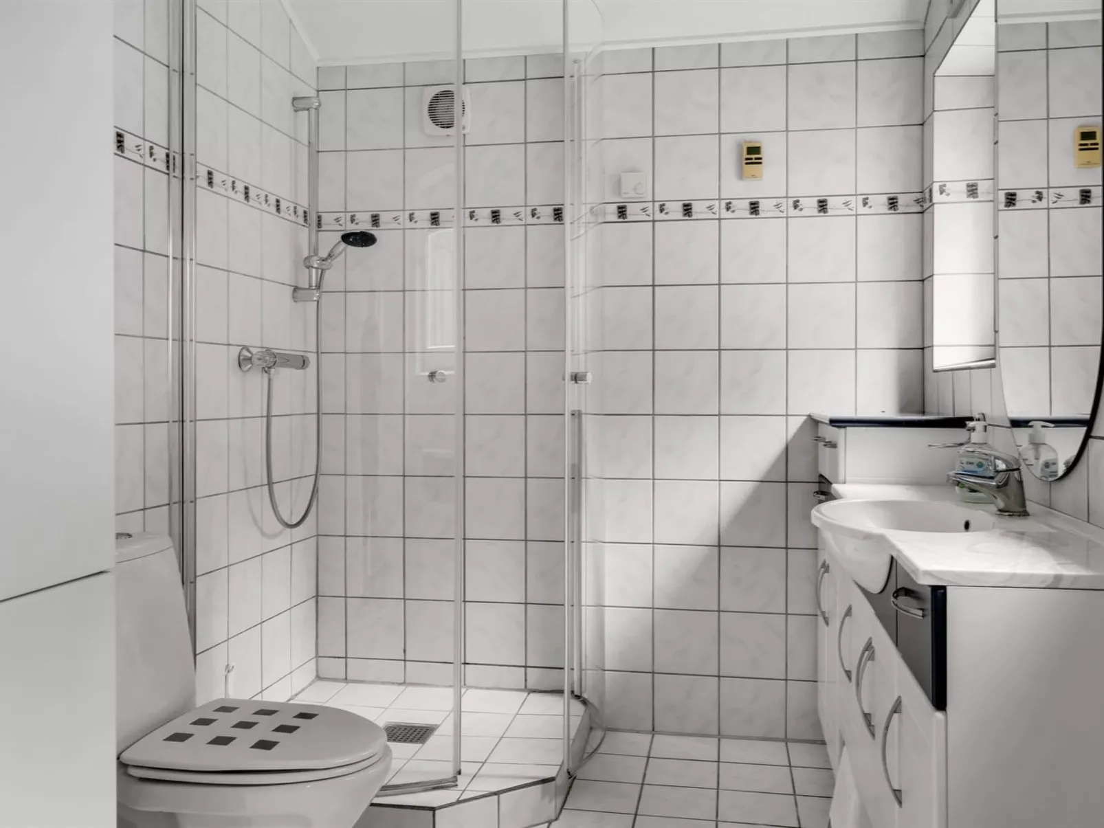 "Gwen" - 2.7km from the sea-Binnen