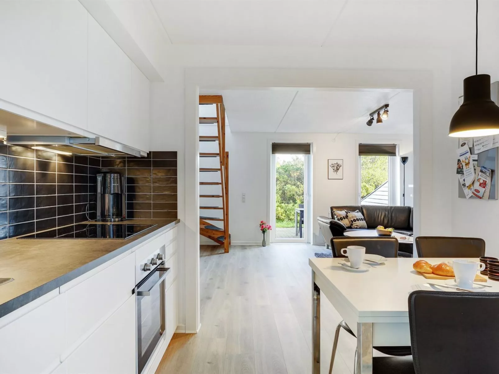 "Enita" - 2.3km from the sea-Binnen