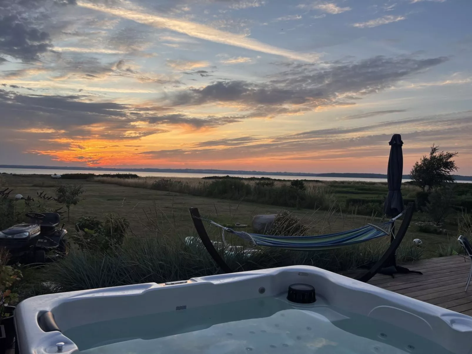 "Bondi" - 75m from the sea-Binnen