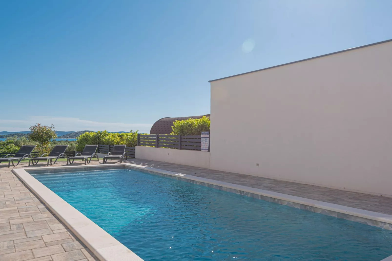 Four-Bedroom Villa With Pool-Zwembad