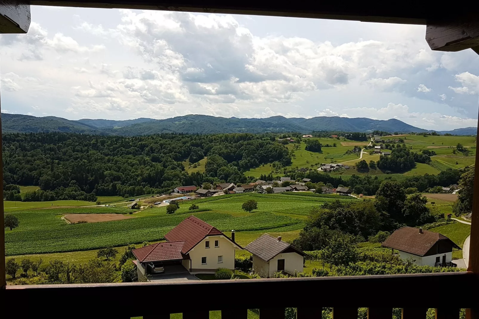 Vivid Hillside Country House with Hot-Tub and Sauna - Two Bedroom Country House-Uitzicht