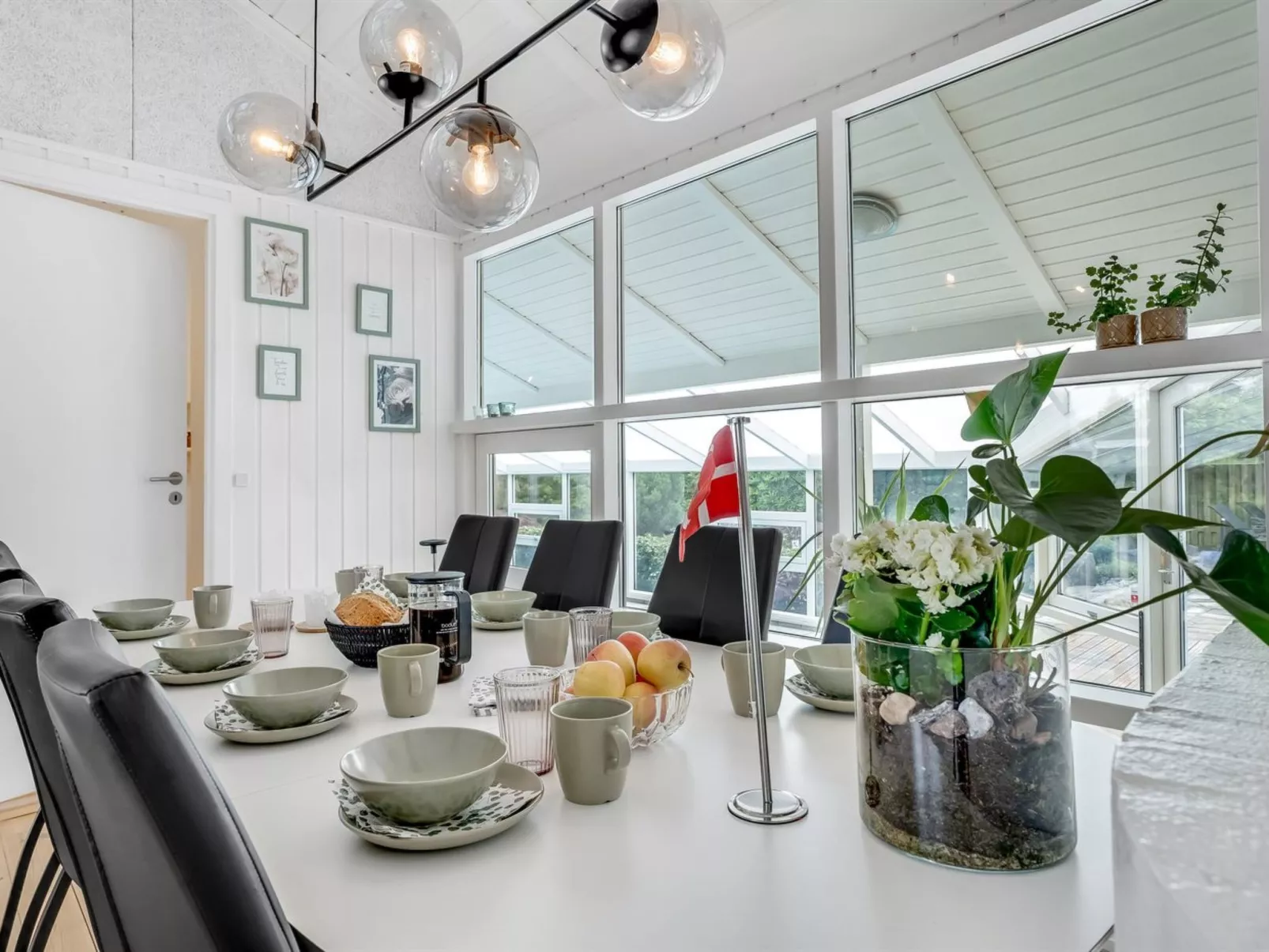 "Ellie" - 700m from the sea-Binnen