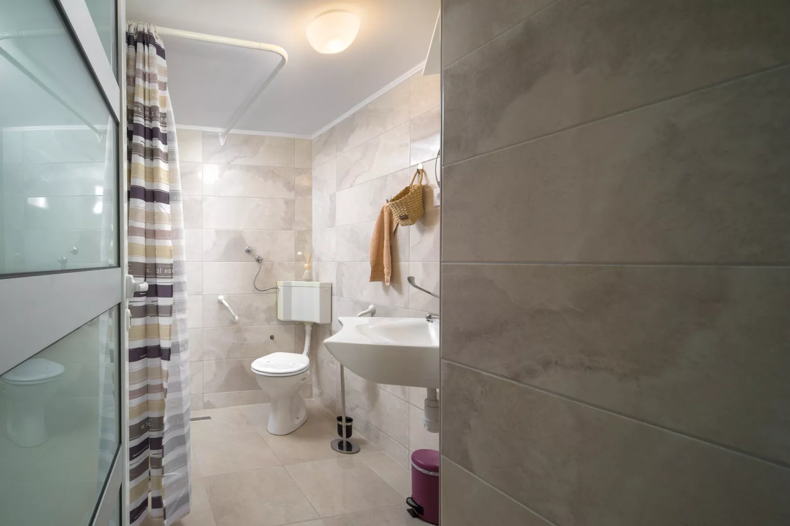 Villa Olea with private heated pool-Badkamer