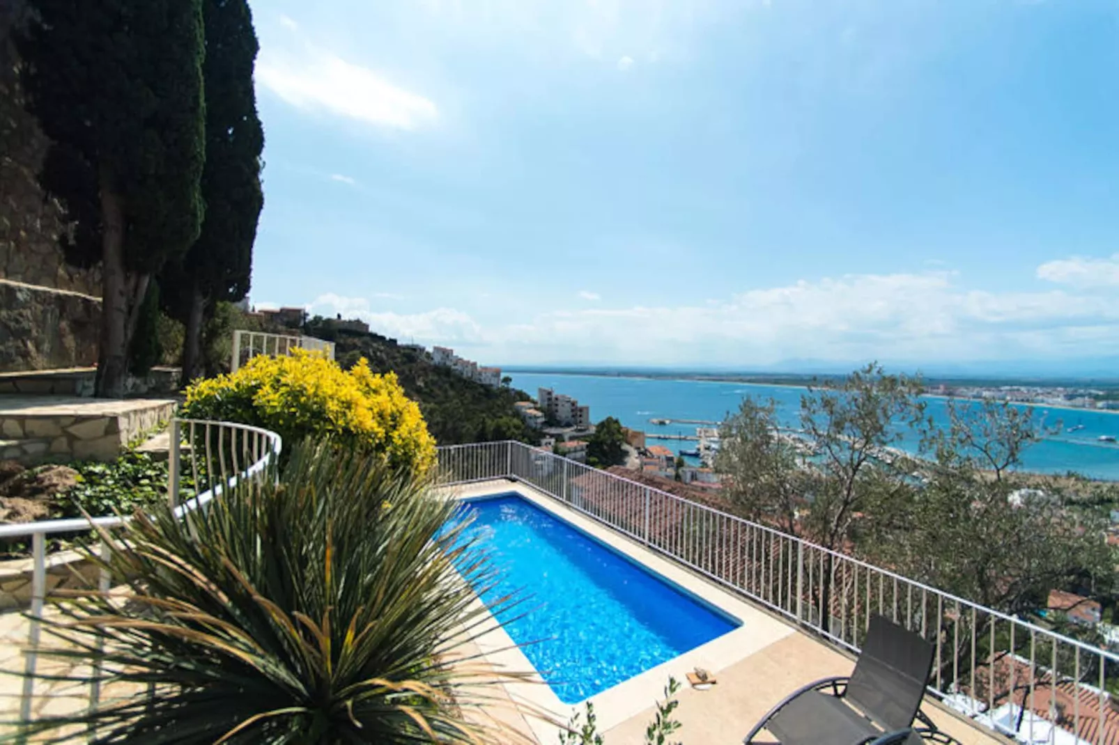 Maison à Roses-Niet-getagd