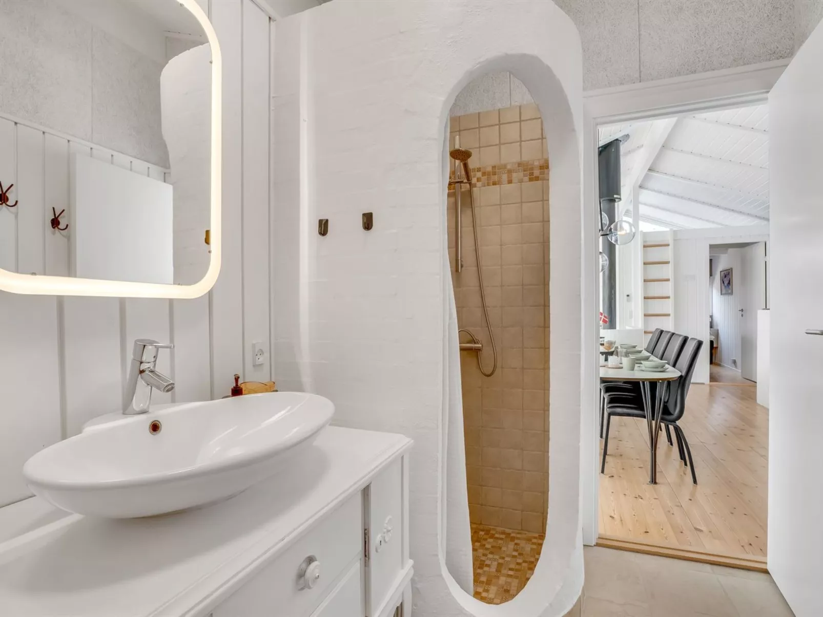 "Ellie" - 700m from the sea-Binnen