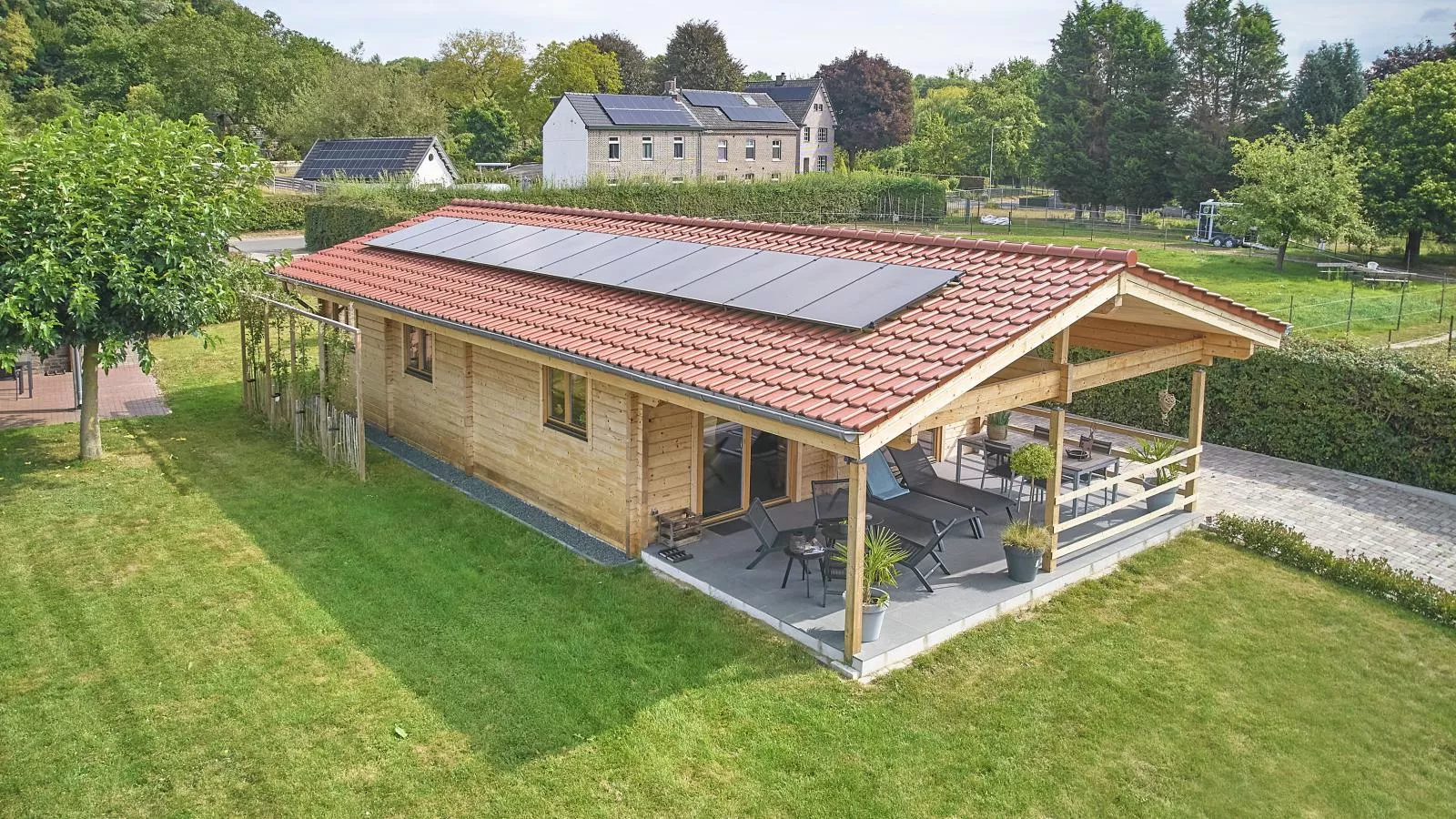 Bie Leentje op de Wei-Buitenkant zomer