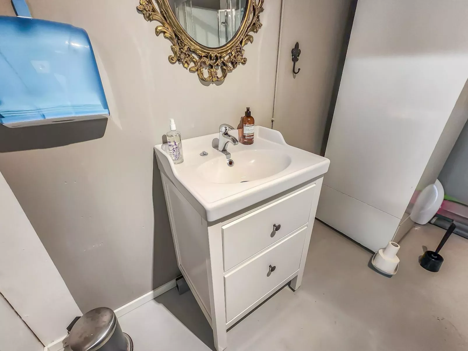 Den lilla röda stugan-Binnen