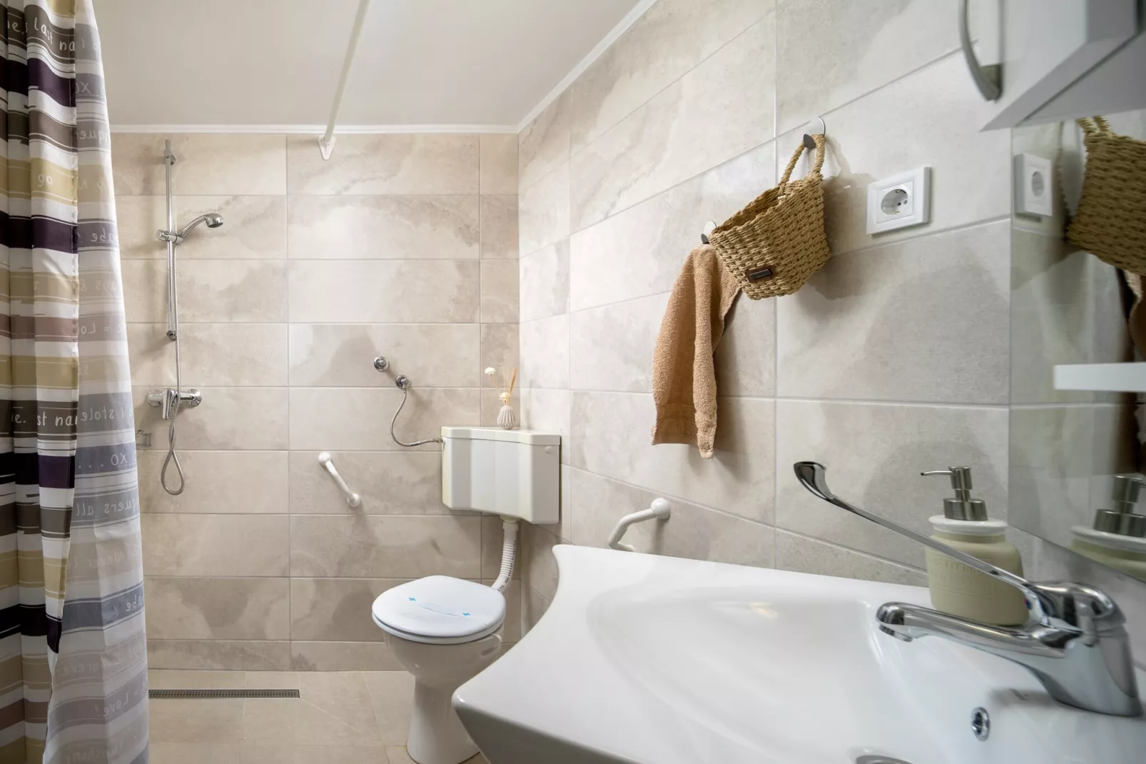 Villa Olea with private heated pool-Badkamer