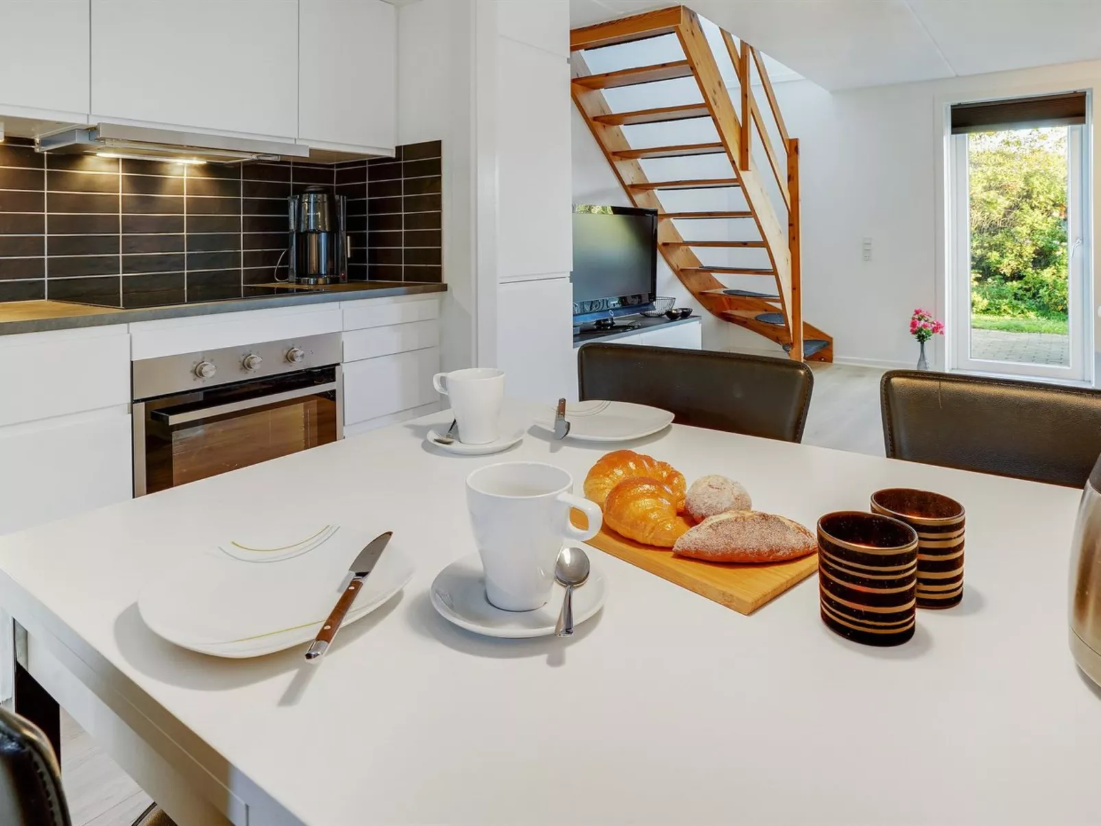 "Enita" - 2.3km from the sea-Binnen