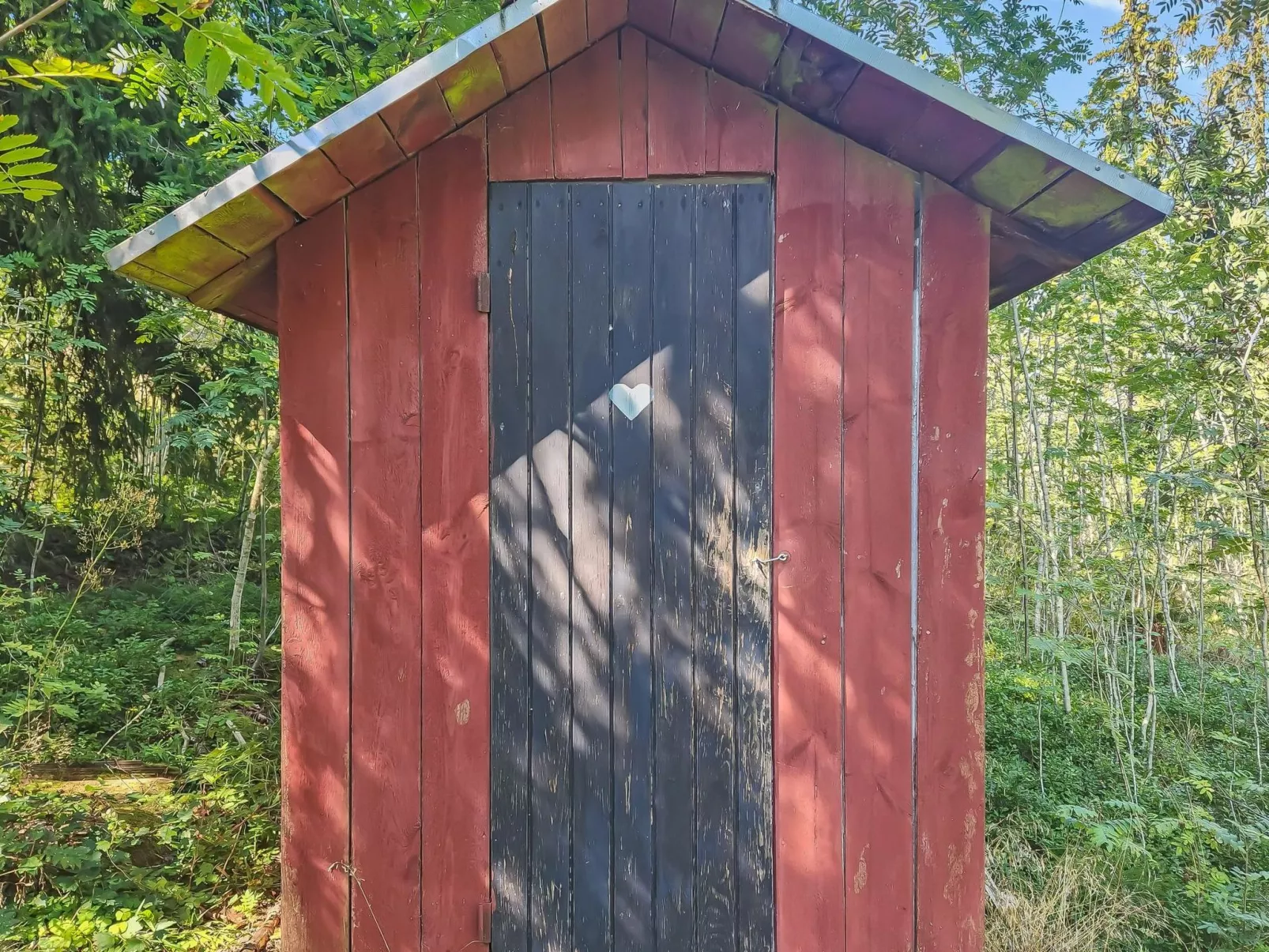 Den lilla röda stugan-Binnen