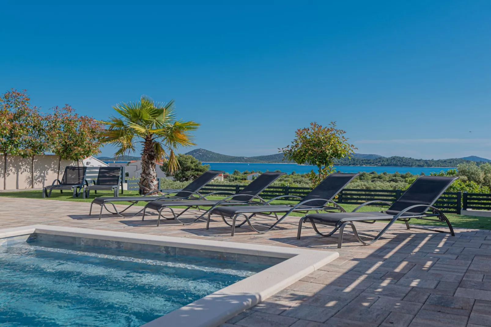 Four-Bedroom Villa With Pool-Zwembad