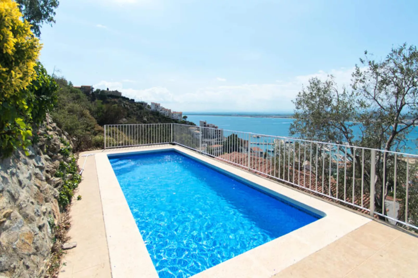 Maison à Roses-Niet-getagd