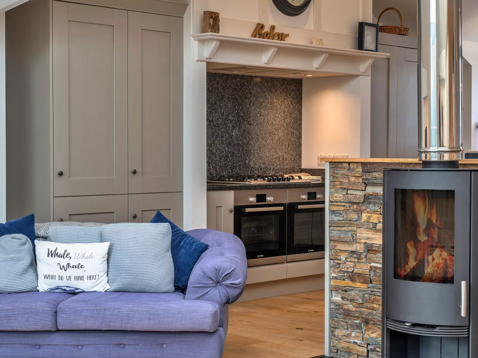 Dingles Cottage-Binnen