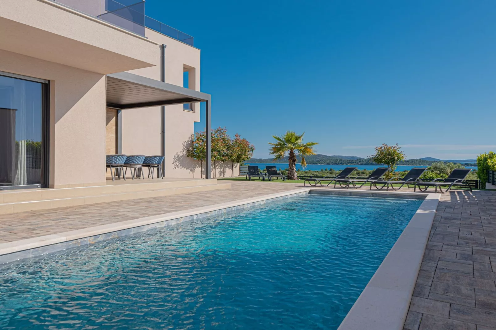 Four-Bedroom Villa With Pool-Zwembad