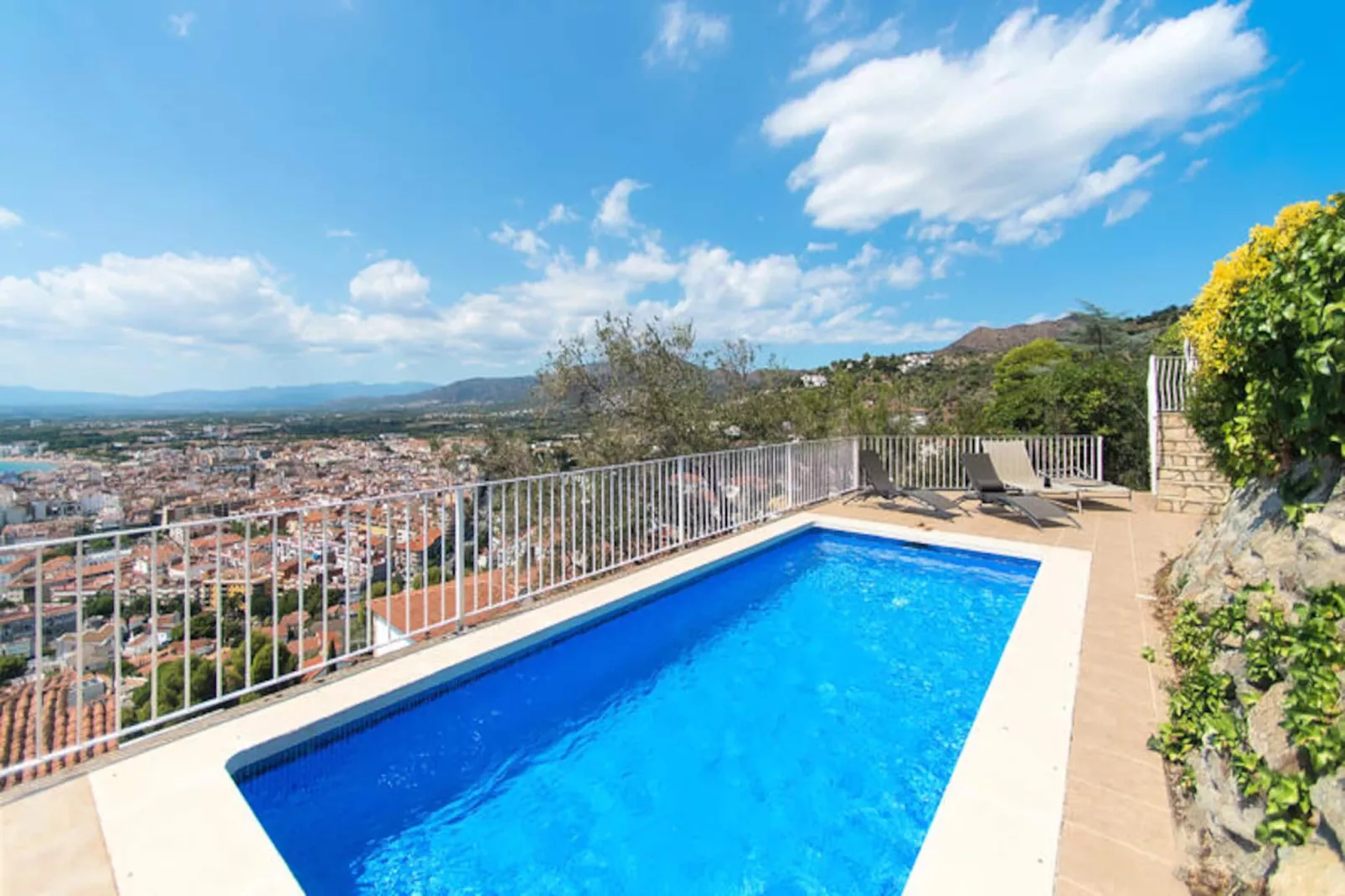 Maison à Roses-Niet-getagd