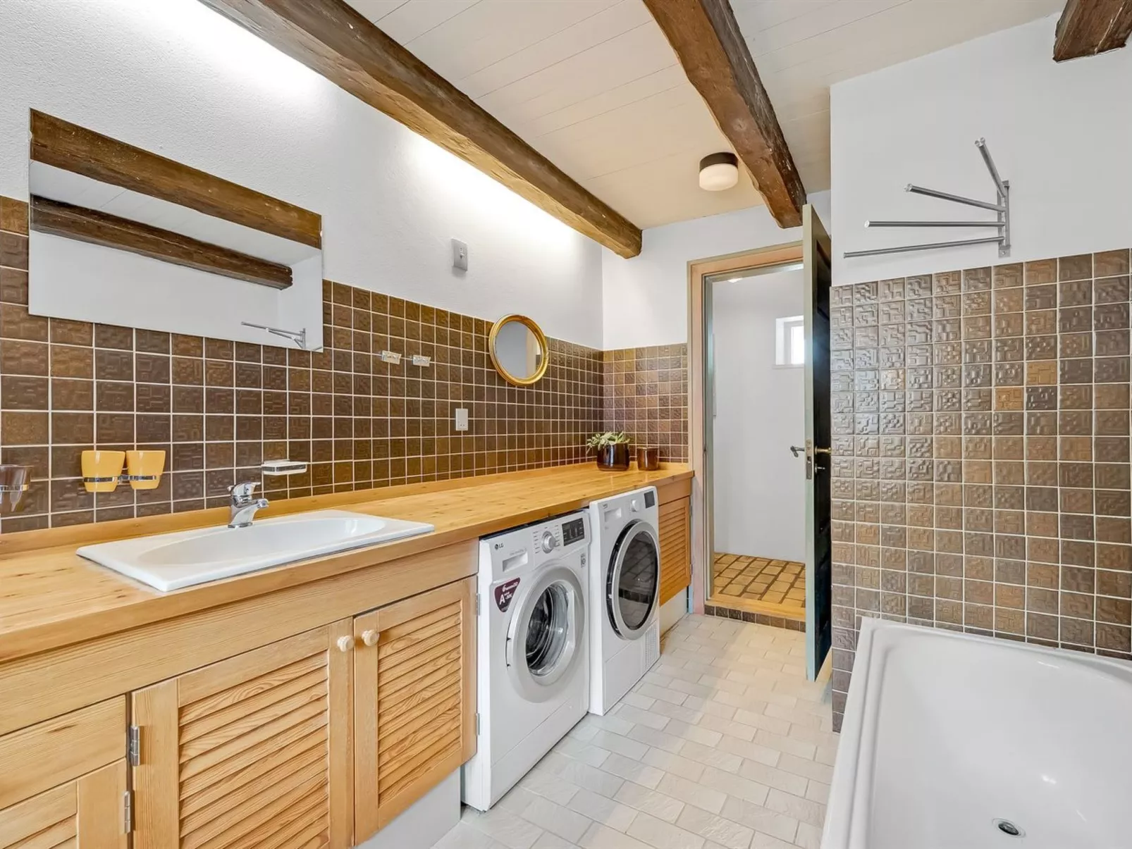 "Tatiane" - 10km from the sea-Binnen