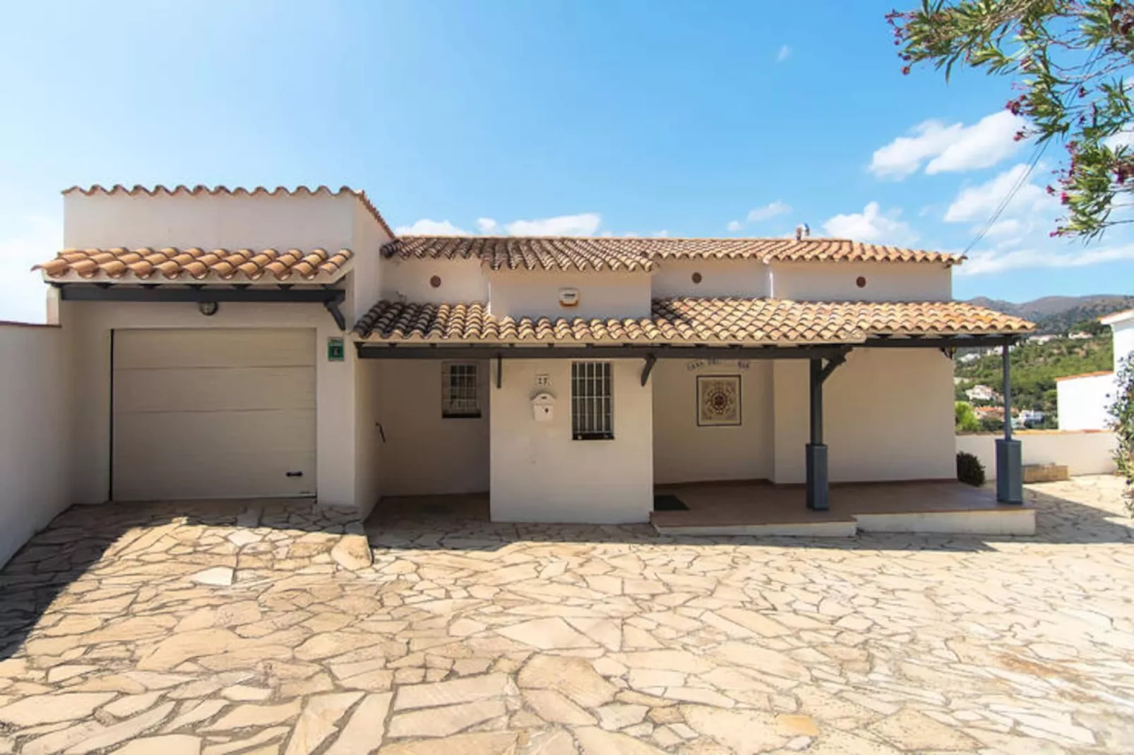 Maison à Roses-Niet-getagd