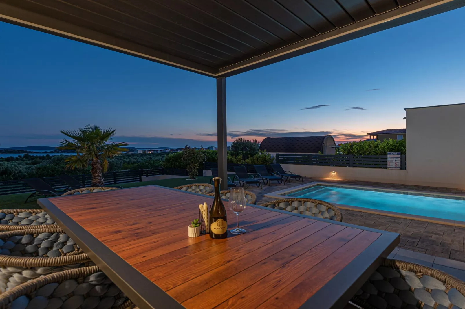 Four-Bedroom Villa With Pool-Zwembad