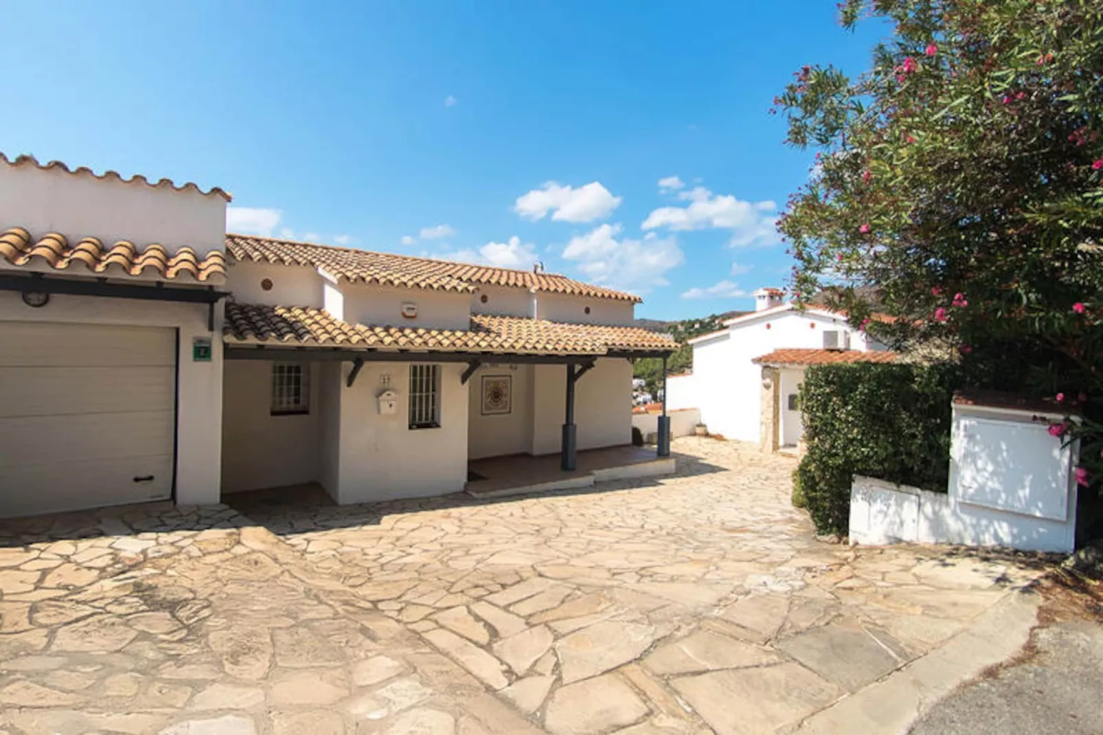 Maison à Roses-Niet-getagd