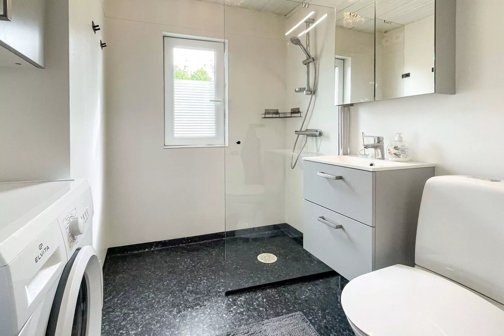 Villa in de archipel met zwembad en terras-Binnen