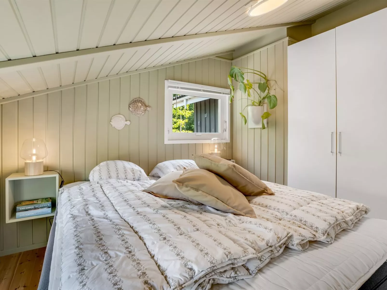 "Ellie" - 700m from the sea-Binnen