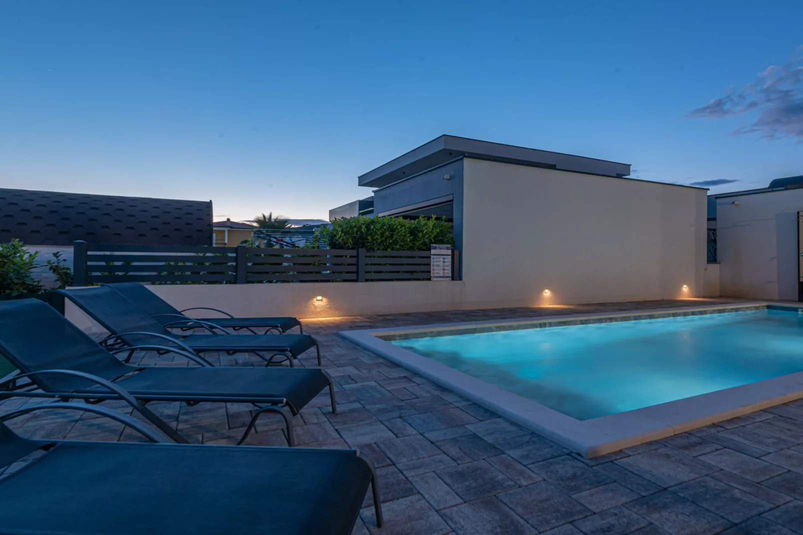 Four-Bedroom Villa With Pool-Zwembad